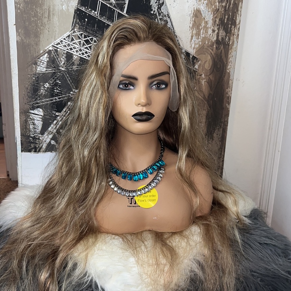 - Beautiful  100% human mixed blonde lace front 🐝